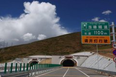 世界上海拔最高的高速公路，那拉高速平均海拔4500米以上